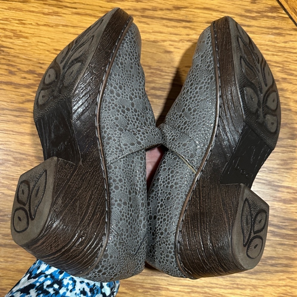 *BOC* Gray Textured Clogs Size 9.5 - Picture 10 of 10